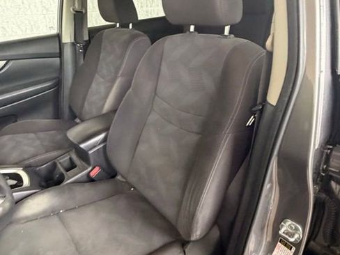 Used 2016 Nissan Rogue SV FWD image 2