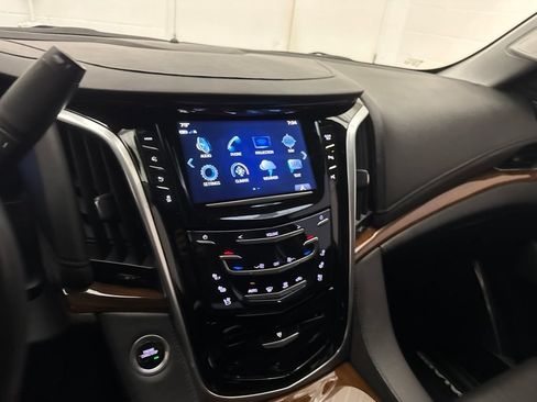 Used 2020 Cadillac Escalade ESV 4WD image 17
