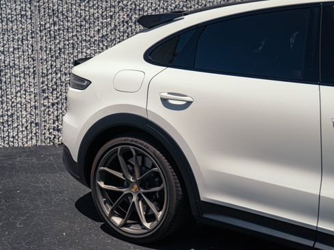 Used 2022 Porsche Cayenne Turbo GT AWD/4WD image 35