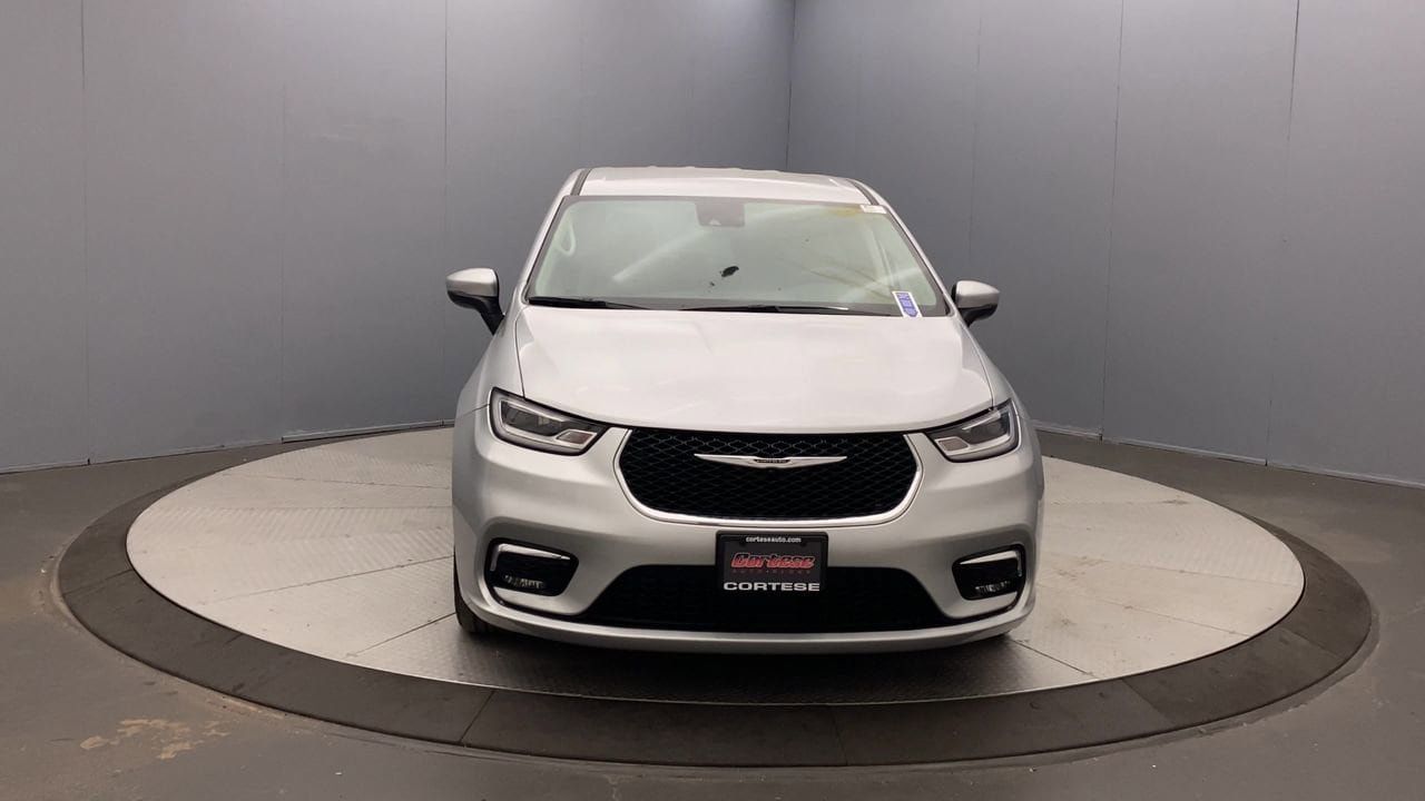 Used 2023 Chrysler Pacifica Touring-L FWD image 8