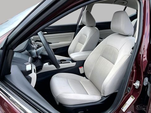 Used 2025 Nissan Altima 2.5 SV FWD image 8