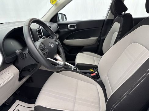 Used 2025 Hyundai Venue SEL FWD image 16