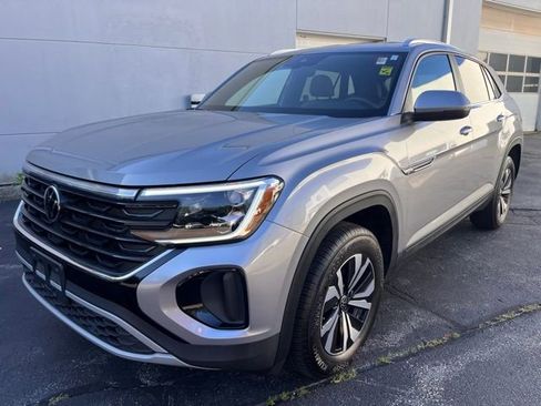 Used 2024 Volkswagen Atlas Cross Sport SE image 2
