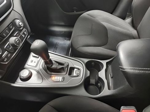 Used 2019 Jeep Cherokee Latitude w/ Cold Weather Group AWD/4WD image 31