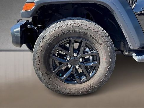 Used 2023 Jeep Gladiator Sport image 8