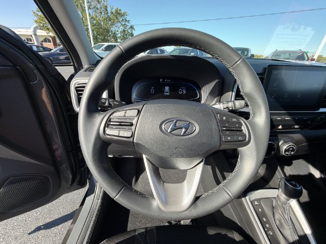 Used 2025 Hyundai Venue SEL FWD image 30