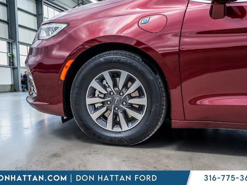 Used 2021 Chrysler Pacifica Touring-L FWD image 31