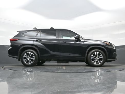Used 2023 Toyota Highlander XLE AWD/4WD image 34
