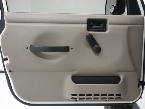 Used 2005 Jeep Wrangler Rubicon w/ Security Group AWD/4WD image 16