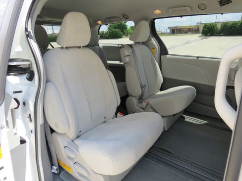 Used 2014 Toyota Sienna LE FWD image 32