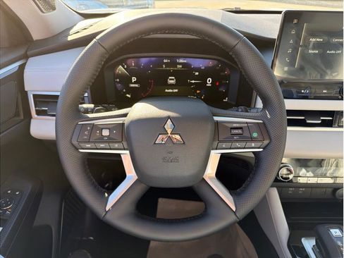 New 2026 Mitsubishi Outlander LE image 13