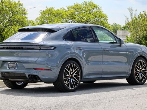 Certified 2025 Porsche Cayenne S AWD/4WD image 13