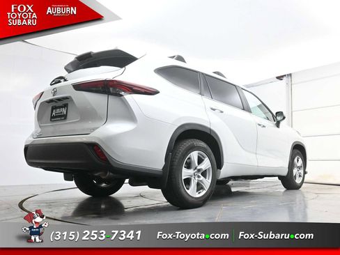 Used 2025 Toyota Highlander LE FWD image 18