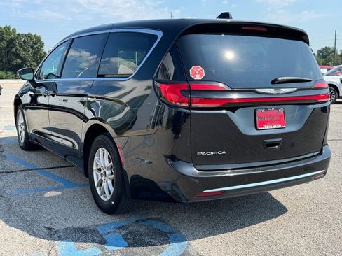 Used 2023 Chrysler Pacifica Touring-L FWD image 8