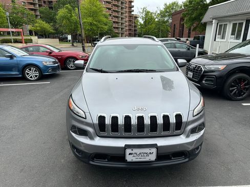 Used 2017 Jeep Cherokee Latitude FWD image 2