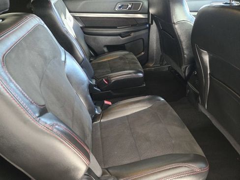 Used 2018 Ford Explorer XLT w/ Equipment Group 202A image 9