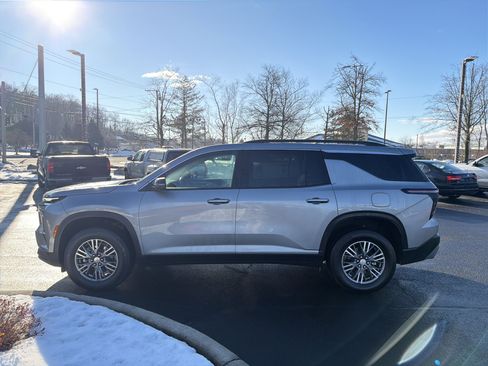 Certified 2025 Chevrolet Traverse LT w/ Driver Confidence Package image 9