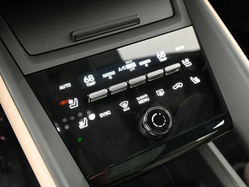 Certified 2025 Porsche Macan 4S Electric AWD/4WD image 23