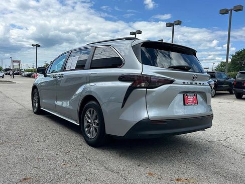 Used 2024 Toyota Sienna XLE FWD image 3