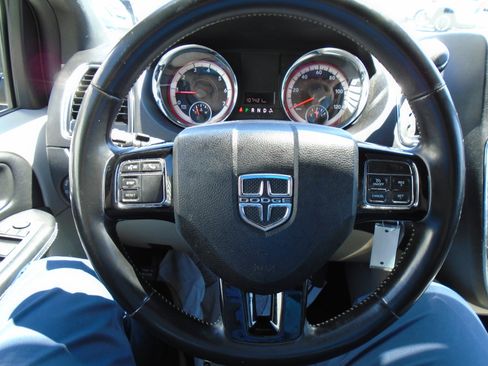 Used 2019 Dodge Grand Caravan SXT FWD image 14