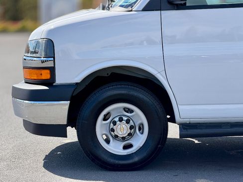 Used 2025 Chevrolet Express 3500 LT w/ LT Preferred Equipment Group RWD image 4