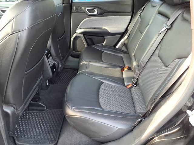 Used 2025 Jeep Compass Latitude w/ Sun & Sound Group AWD/4WD image 12