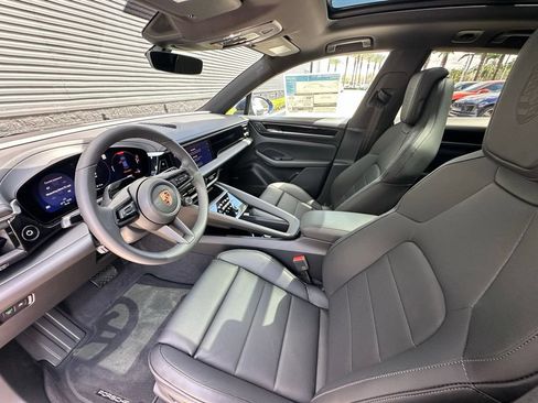 Used 2026 Porsche Macan Electric RWD image 4
