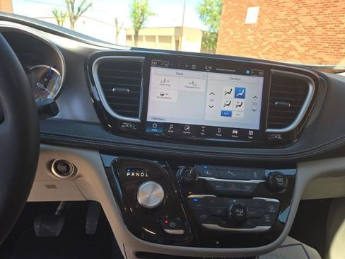 Used 2024 Chrysler Pacifica Select image 13