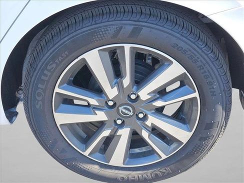 Used 2025 Nissan Versa SV w/ Trunk Package image 9