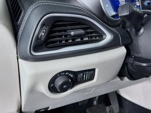 Used 2024 Chrysler Pacifica Limited FWD image 20