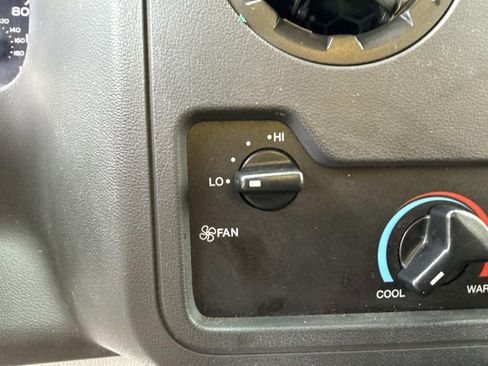 Used 2022 Ford E-350 and Econoline 350 Super Duty image 31