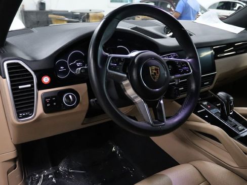 Used 2020 Porsche Cayenne E-HYBRID w/ Premium Plus Package image 12