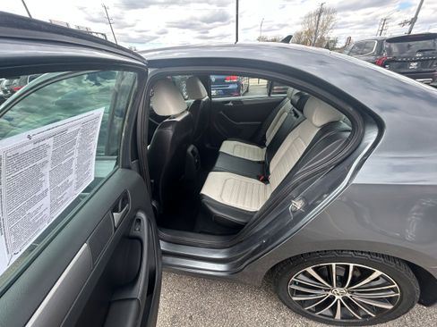 Used 2016 Volkswagen Jetta Sport w/ Lighting Package FWD image 5