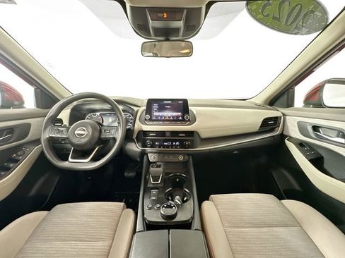 Used 2023 Nissan Rogue SV image 3