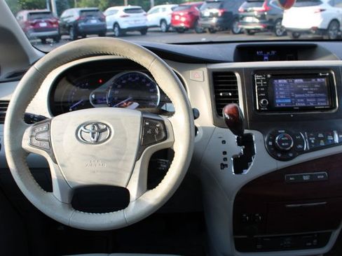 Used 2013 Toyota Sienna XLE w/ Entertainment Pkg FWD image 10