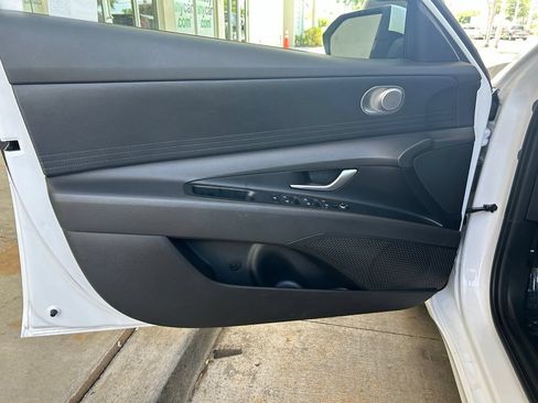 Used 2025 Hyundai Elantra SE FWD image 29