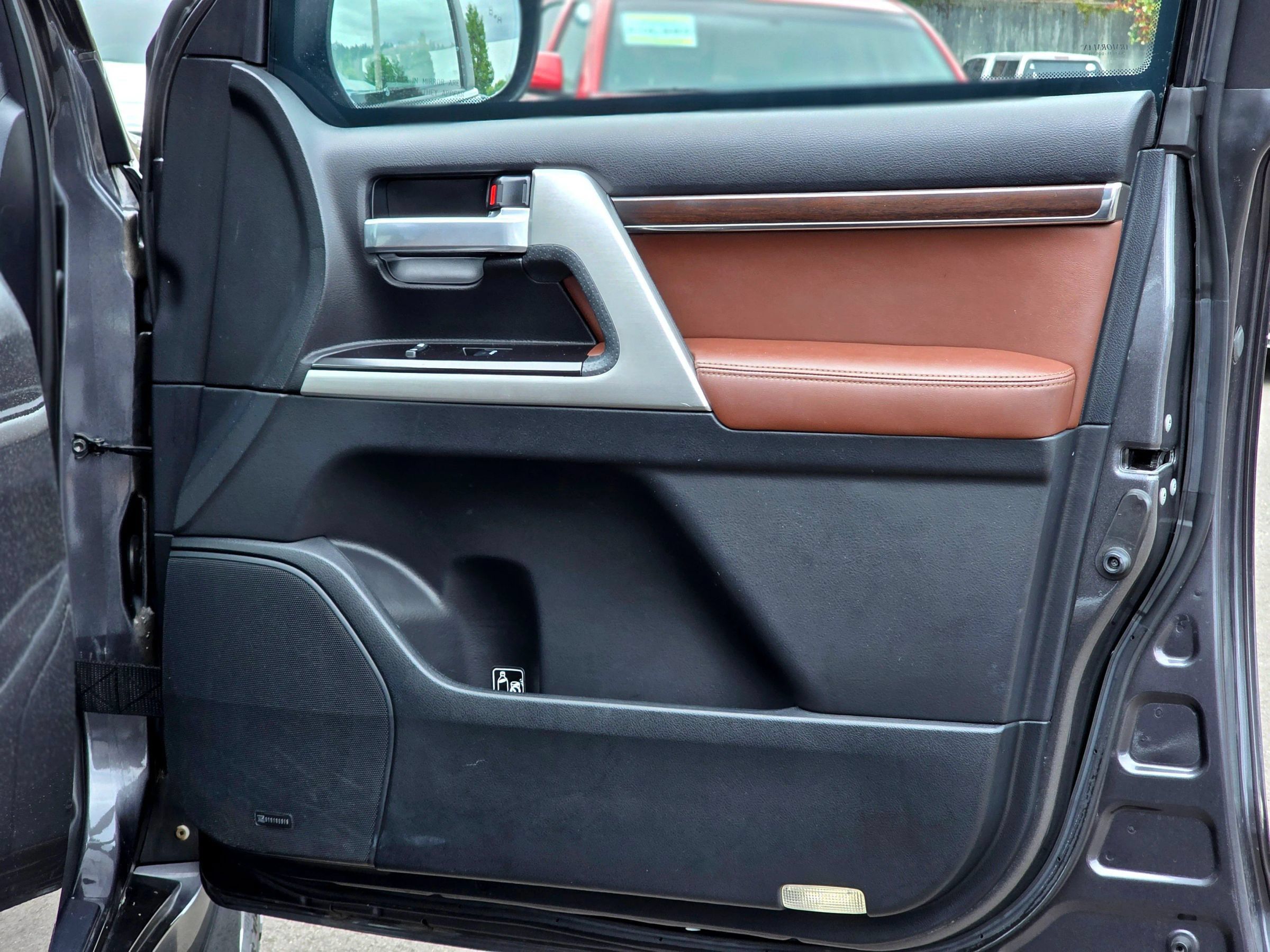 Used 2018 Toyota Land Cruiser w/ Carpet Mat Package AWD/4WD image 29