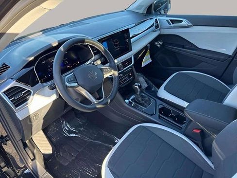 New 2026 Volkswagen Taos SE image 7