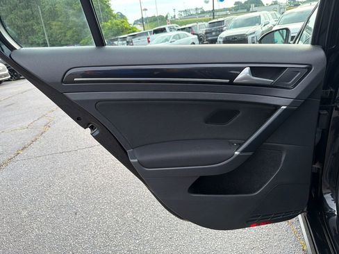 Used 2017 Volkswagen Golf 4-Door FWD image 21