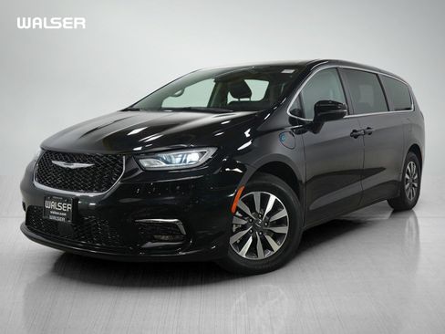 Used 2023 Chrysler Pacifica Touring-L image 1