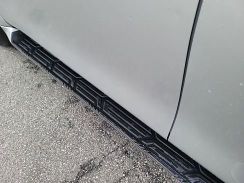 Used 2024 Nissan Armada SL image 9