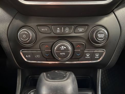 Used 2021 Jeep Cherokee Trailhawk w/ Technology Group AWD/4WD image 24