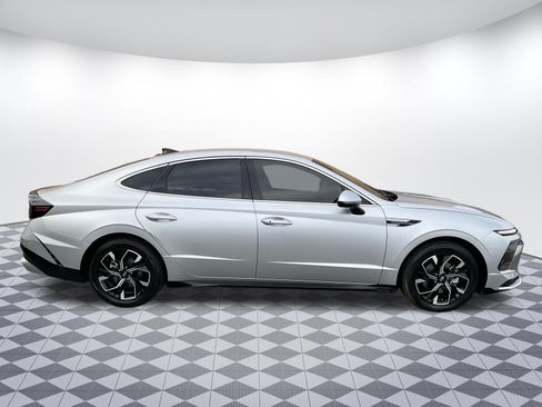 Used 2025 Hyundai Sonata SEL FWD image 2