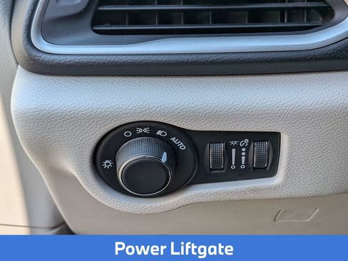 Used 2017 Chrysler Pacifica Touring w/ Tire & Wheel Group FWD image 19