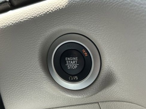 Used 2017 Chrysler Pacifica Touring FWD image 19