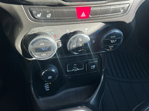 Used 2016 Jeep Renegade Limited image 34