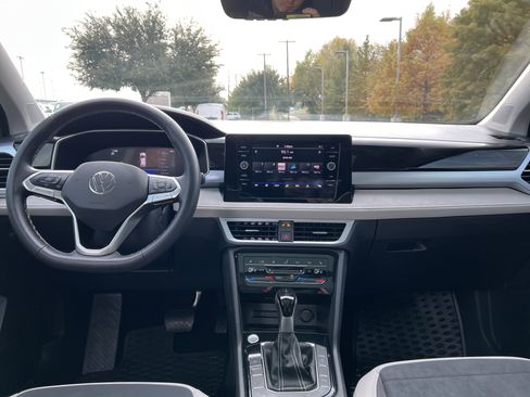 Certified 2025 Volkswagen Taos SE image 27