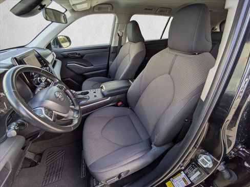 Used 2023 Toyota Highlander XLE image 18