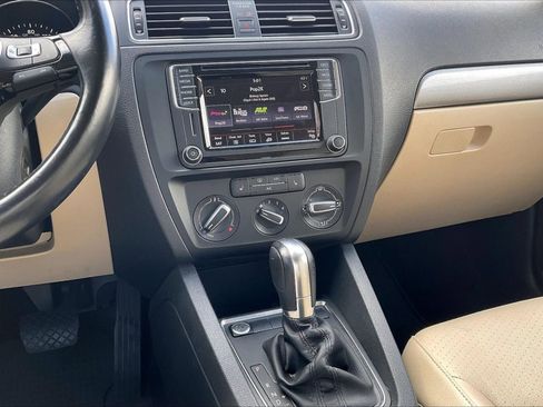 Used 2017 Volkswagen Jetta SE image 6