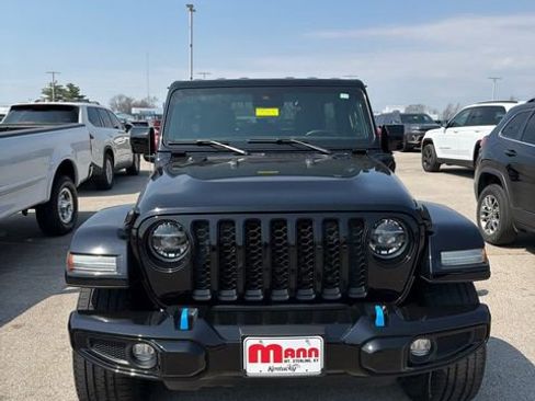 Used 2021 Jeep Wrangler Unlimited Sahara image 2